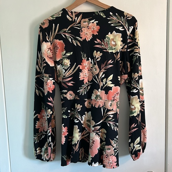 Like new faux wrap long sleeve top - Picture 4 of 5